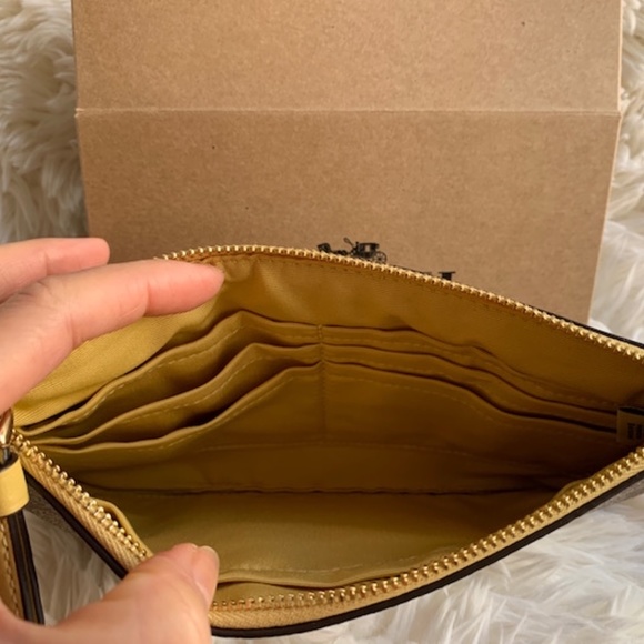 COPY - 💝Host Pick❤️🌸COACH Large Wristlet In Signature Canvas - Picture 7 of 7